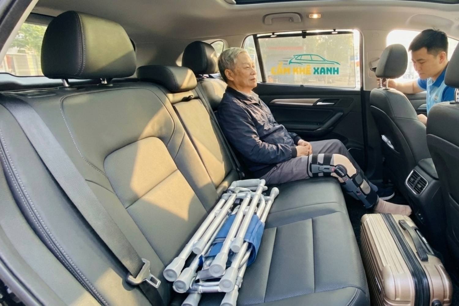 Nội thất xe VinFast VF8 rộng rãi cho người đi khám bệnh